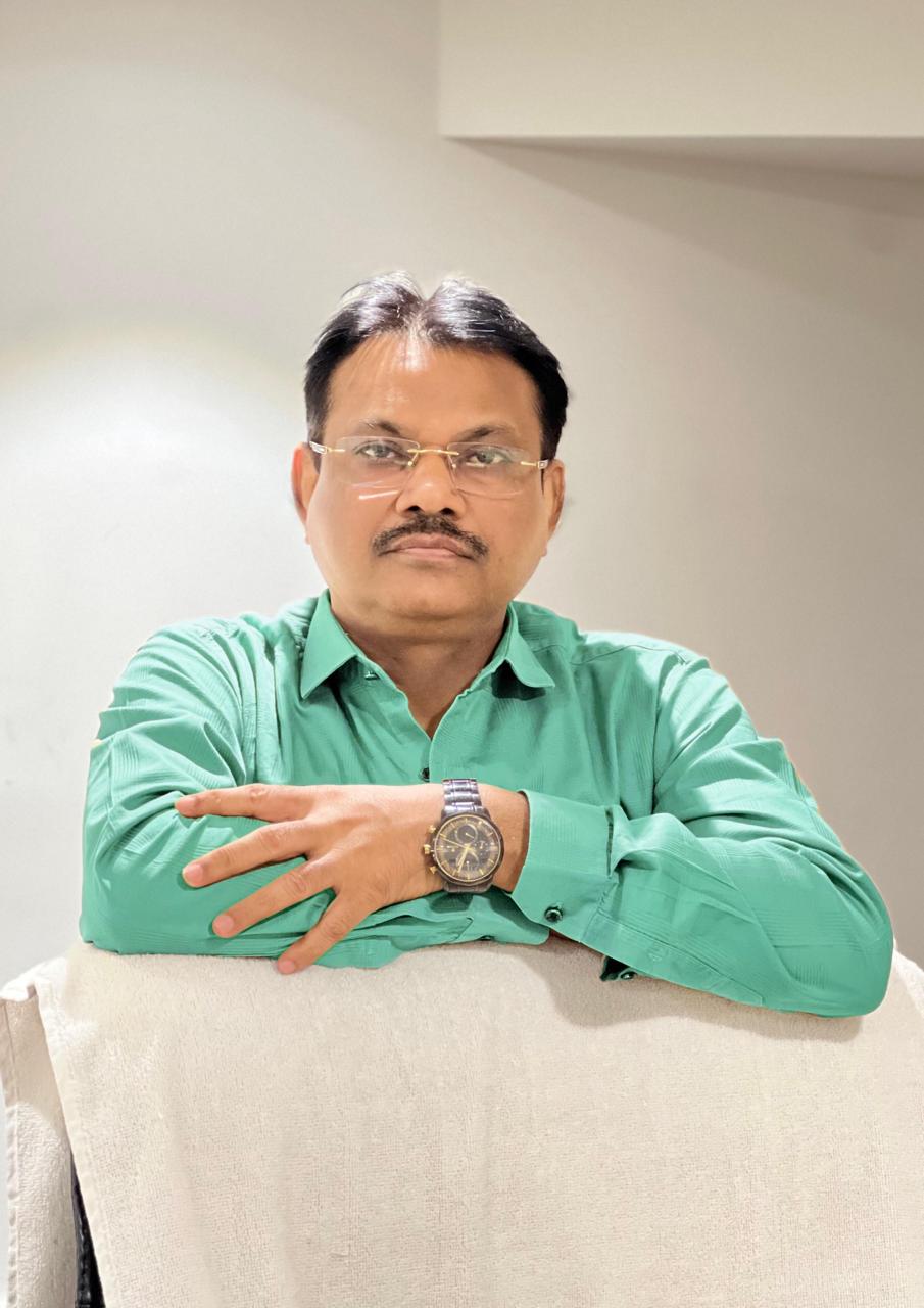 Gold-toned trophy or stylized recognition symbol, highlighting Leadership Success Stories India